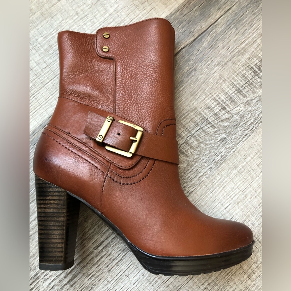 LAST CHANCE * Genuine Leather Clarks Boots. Donating on Friday